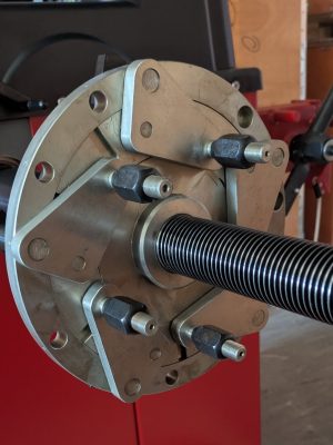 Universal flange plate adapter with adjustable studs on a wheel balancing machine