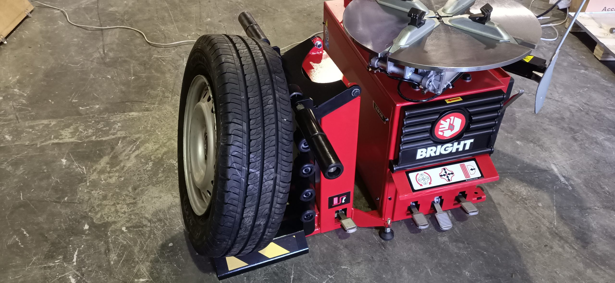 Wheel Lift for Tyre Changer Autohoist Australia